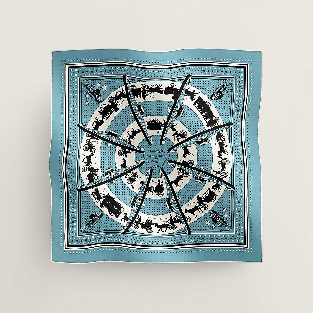 Carré Hermès 100% Soie, Thème Grand Manège - Bandana 55, Couleur Bleue - Neuf Avec étiquettes